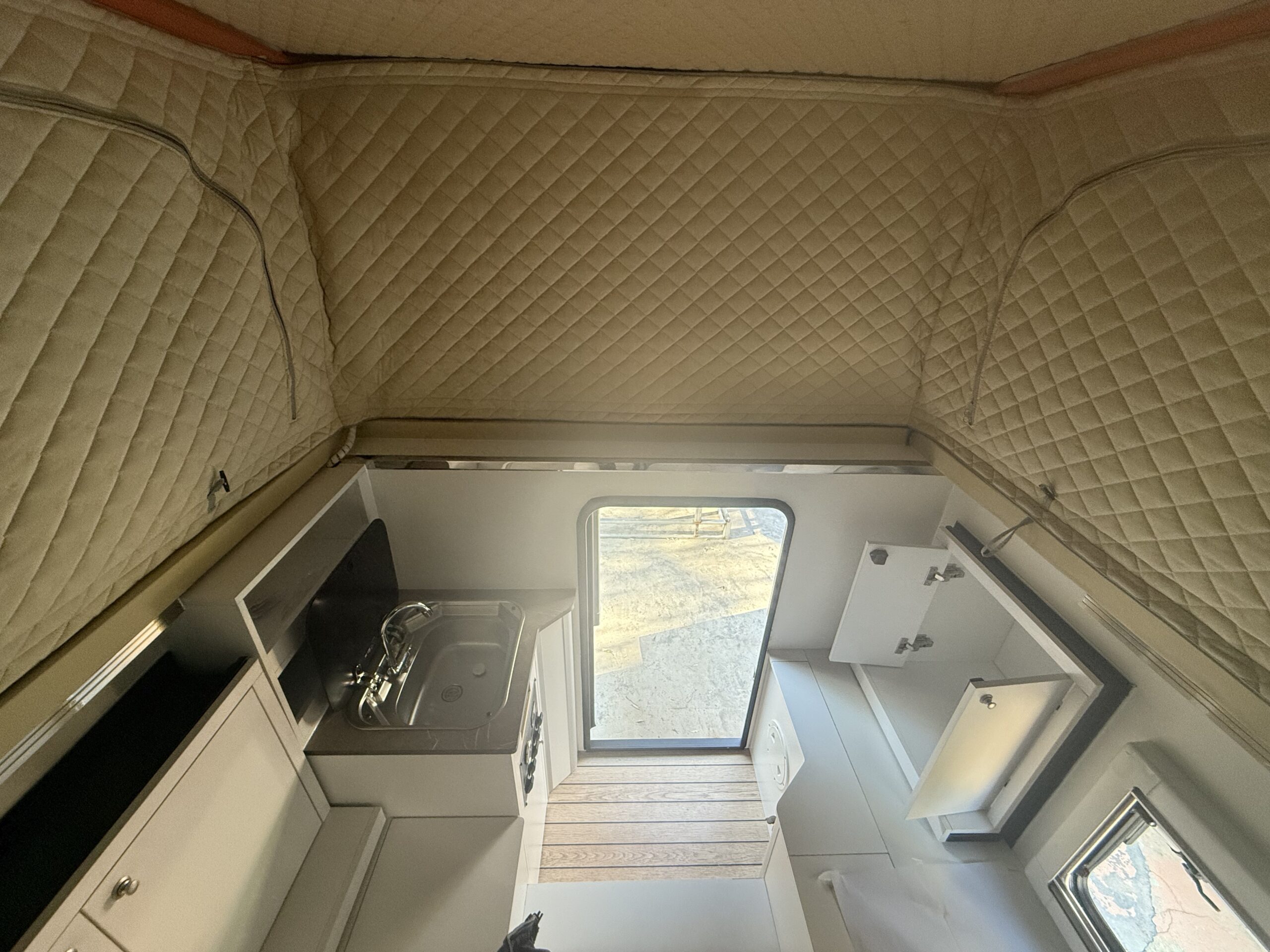Aluminum pop-up camper - Image 11