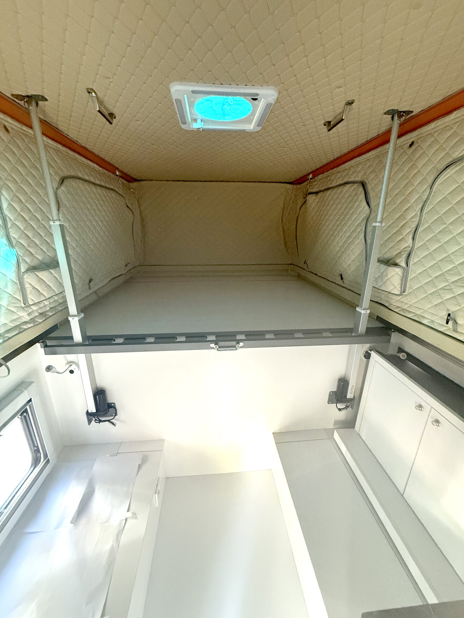 Aluminum pop-up camper - Image 10