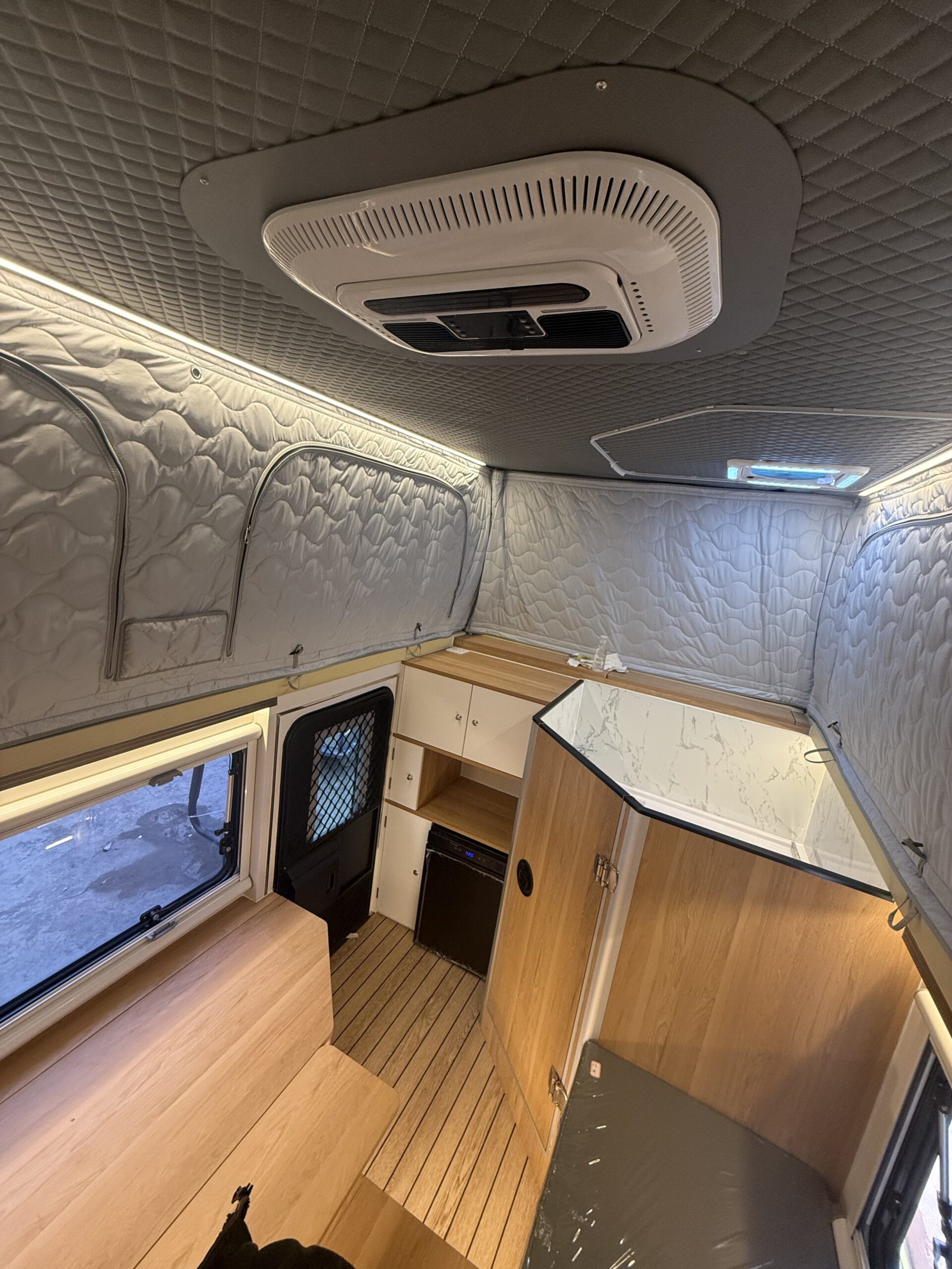 Truck camper - Image 10